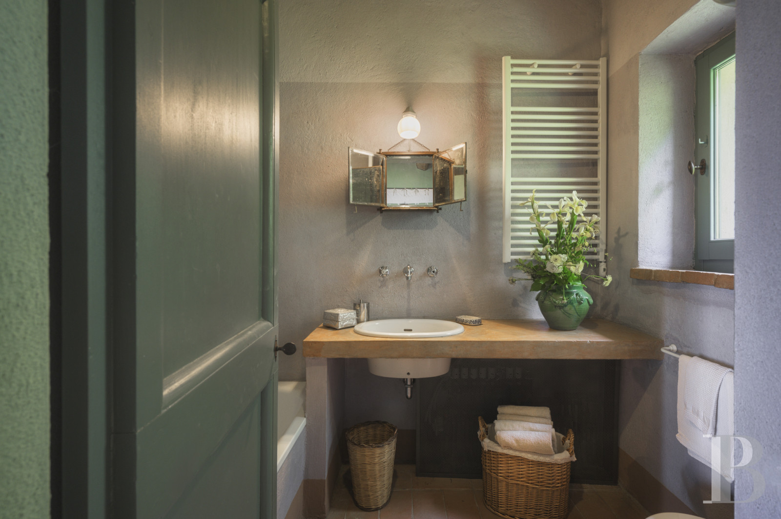 An old olive grove farmhouse restored to its former glory, overlooking the countryside in the Val d'Orcia in Tuscany - photo  n°21